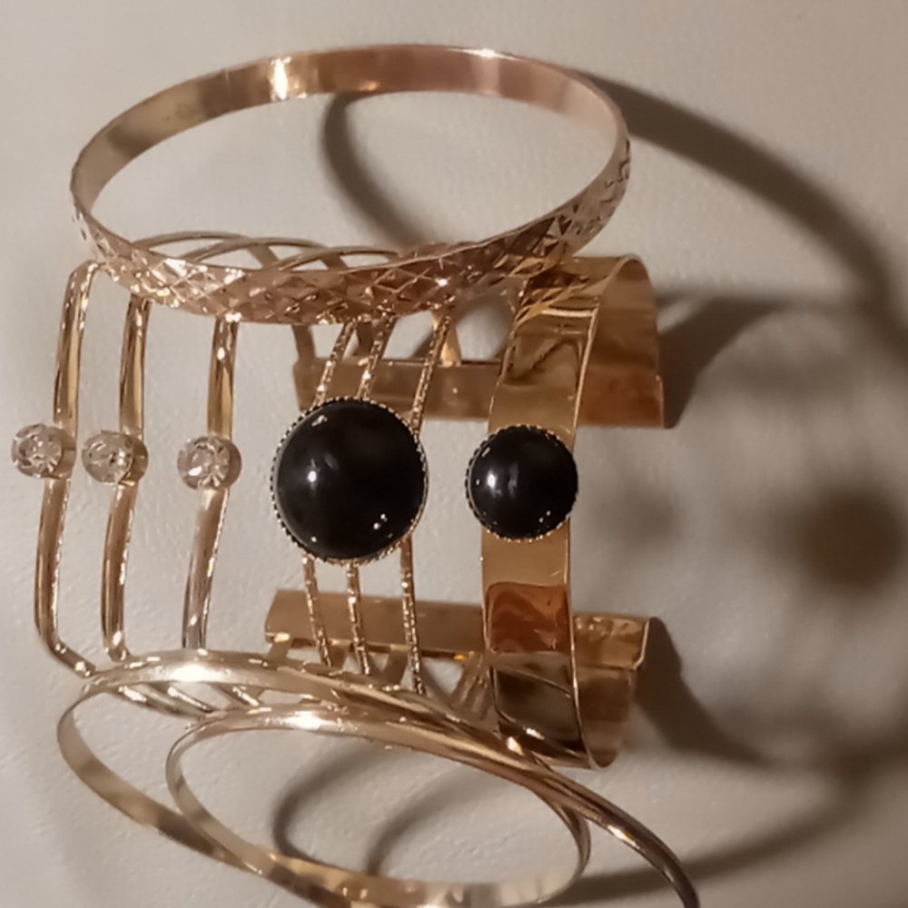 Collane / Orecchini cuff bracelet with 3 gold tone bangles .